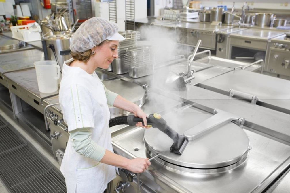 Mulher limpando Cozinha industrial com Limpadora SC 2500 da Karcher